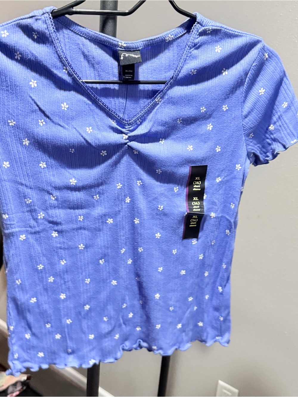 art class Blue Ribbed V-Neck Tee with White Daisy Print